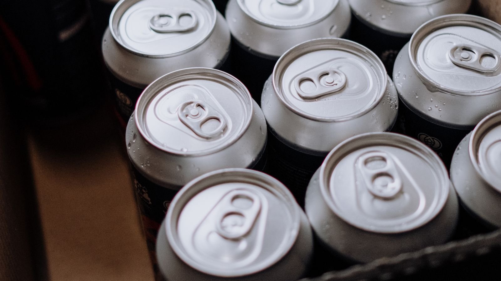箱に並んだ缶のお酒